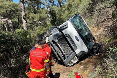 Yoldan çıkıp 15 metreden yuvarlanan beton mikserinin şoförü yaralandı