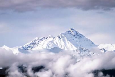 Everest'in zirvesine tek günde rekor sayıda dağcı ulaştı