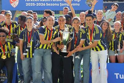 Fenerbahçe Kadın Futbol Takımı, şampiyonluk kupasını Kadıköy'de kaldırdı