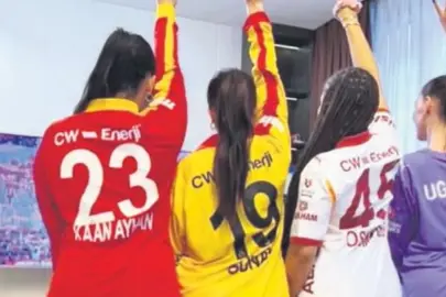 Futbolcular sahada aileler bir arada