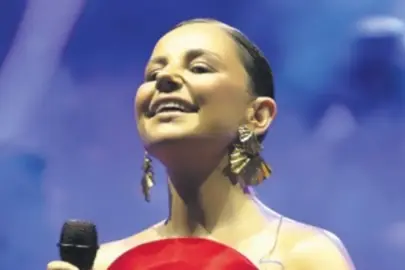 Merve Özbey’le coşkulu bayram!
