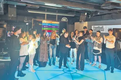 Muhteşem finale ünlü akını