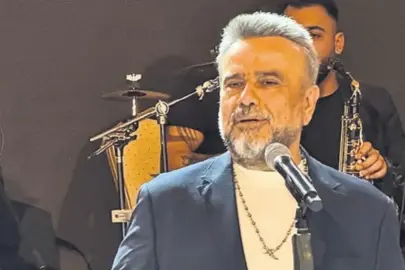 Sahnede yeni şarkısını 4 kere seslendirdi