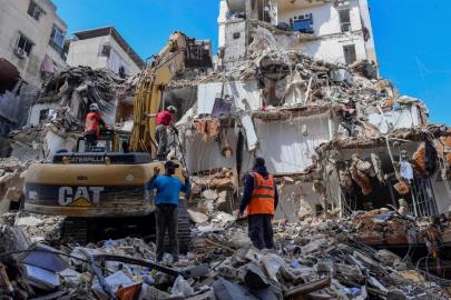 Soykırımcı İsrail'in savaş uçakları, Lübnan'ın güneyinde bir sağlık merkezi yakınını bombaladı