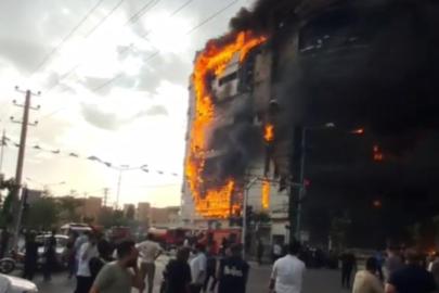 Tahran'da bir alışveriş merkezinde yangın çıktı