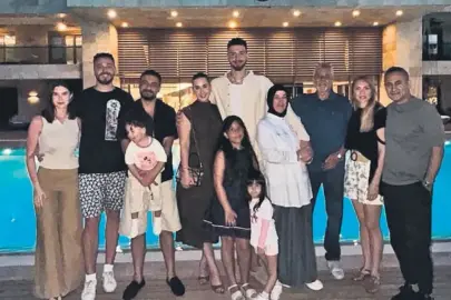 Ailesini tatile götürdü!