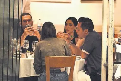 Aşıklar arkadaşlarıyla yemekte!