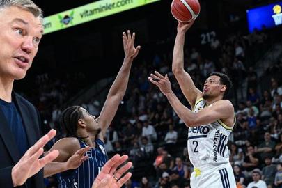 Fenerbahçe seriyi kazandı, adını finale yazdırdı... Anadolu Efes - Fenerbahçe Beko maç sonucu 93-102