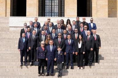 Galatasaray Başkanı Dursun Özbek, kurullarıyla birlikte Anıtkabir’i ziyaret etti