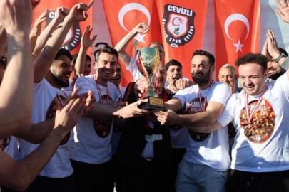 Sosyal sorumluluk projesiyle sahneye çıktılar! Cevizli Anadoluspor tarih yazdı