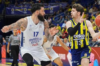 Yarı final serisinde ikinci maç: Fenerbahçe, Anadolu Efes'i konuk ediyor