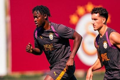 Galatasaray'da Bitshiabu takımla ilk antrenmanına çıktı