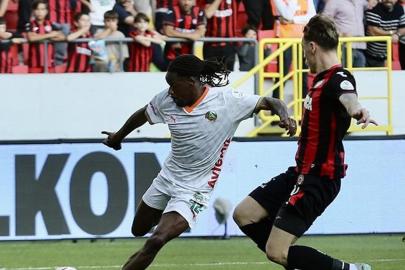 Nefes kesen ikinci yarı! Alanyaspor, Çorum'da 3 puanı kaptı! Çorum FK-Alanyaspor maç sonucu: 1-2